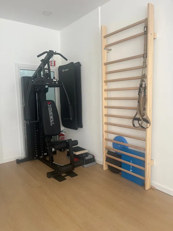 Zona de exercício com espaldar e bandas elásticas